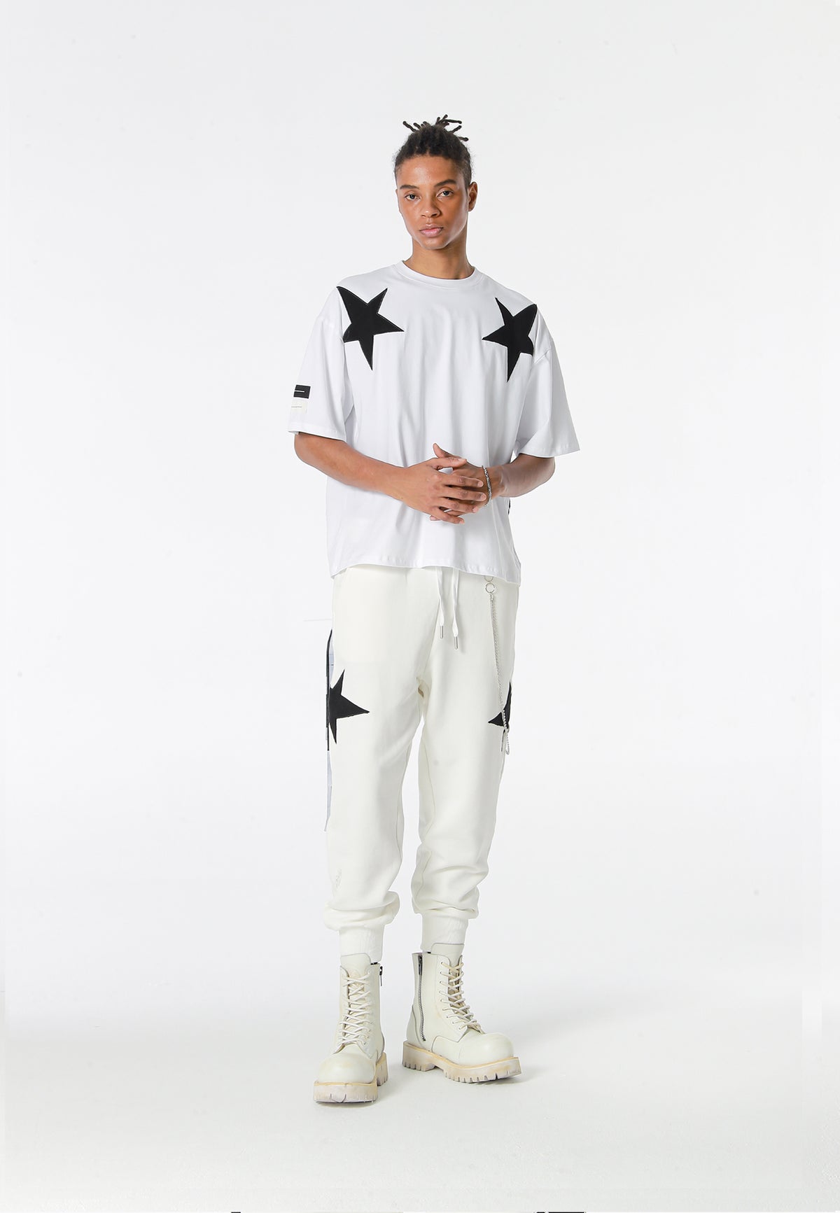 Camiseta Wings de corte relajado con estrellas frontales y doble parche de alas en la espalda | MWM [PS_COLORS:WHITE]