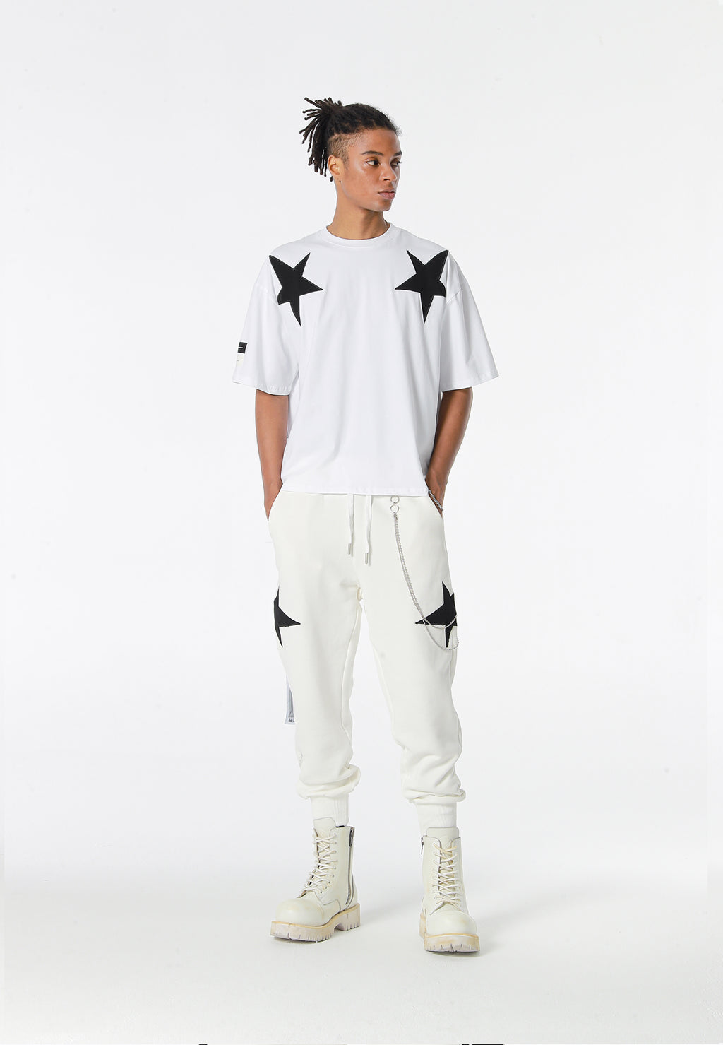 Camiseta Wings de corte relajado con estrellas frontales y doble parche de alas en la espalda | MWM [PS_COLORS:WHITE]