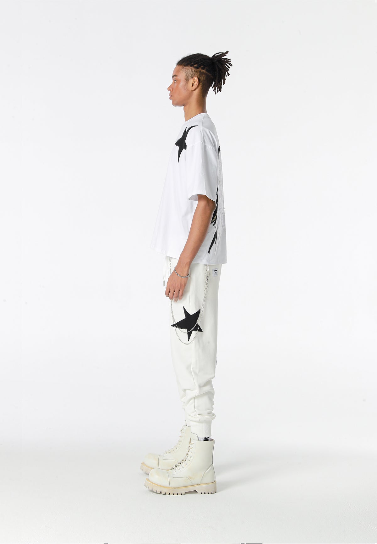 Camiseta Wings de corte relajado con estrellas frontales y doble parche de alas en la espalda | MWM [PS_COLORS:WHITE]