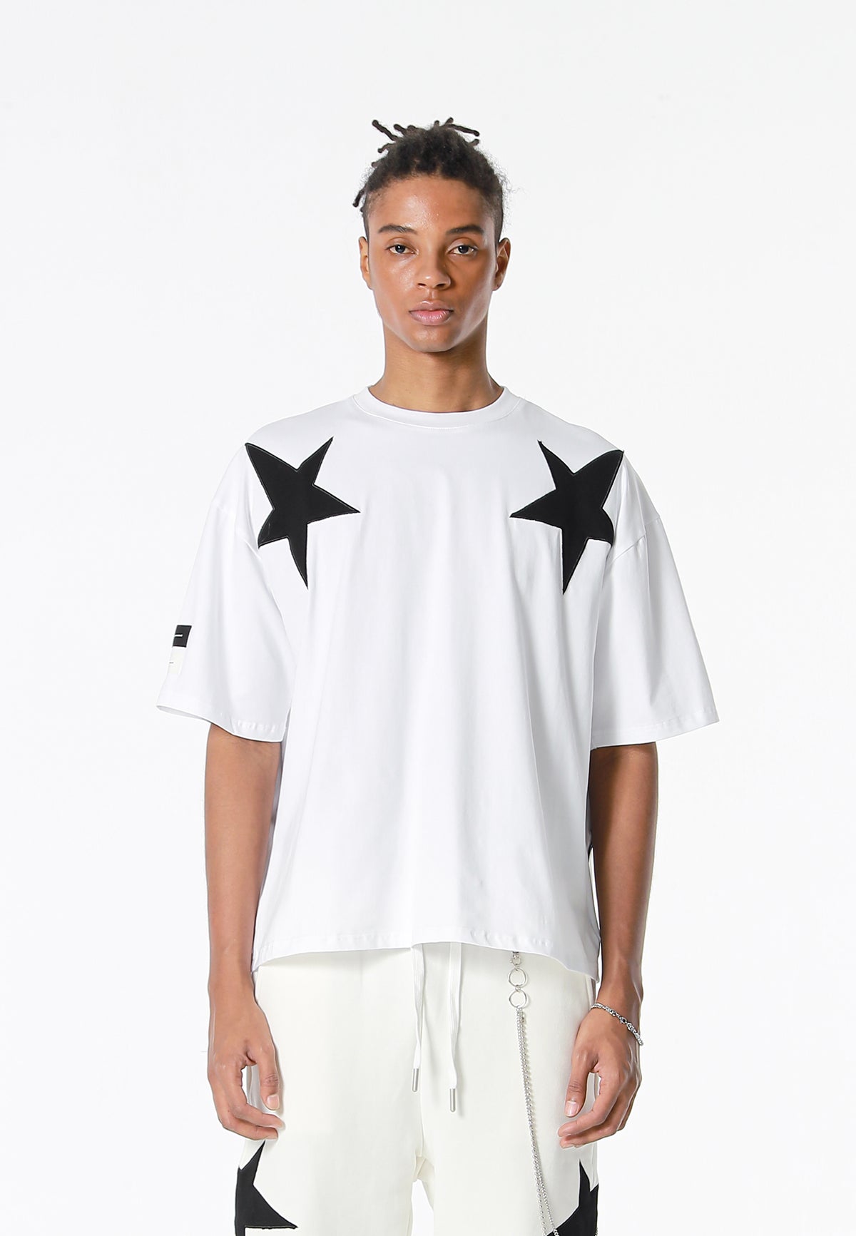 Camiseta Wings de corte relajado con estrellas frontales y doble parche de alas en la espalda | MWM [PS_COLORS:WHITE]