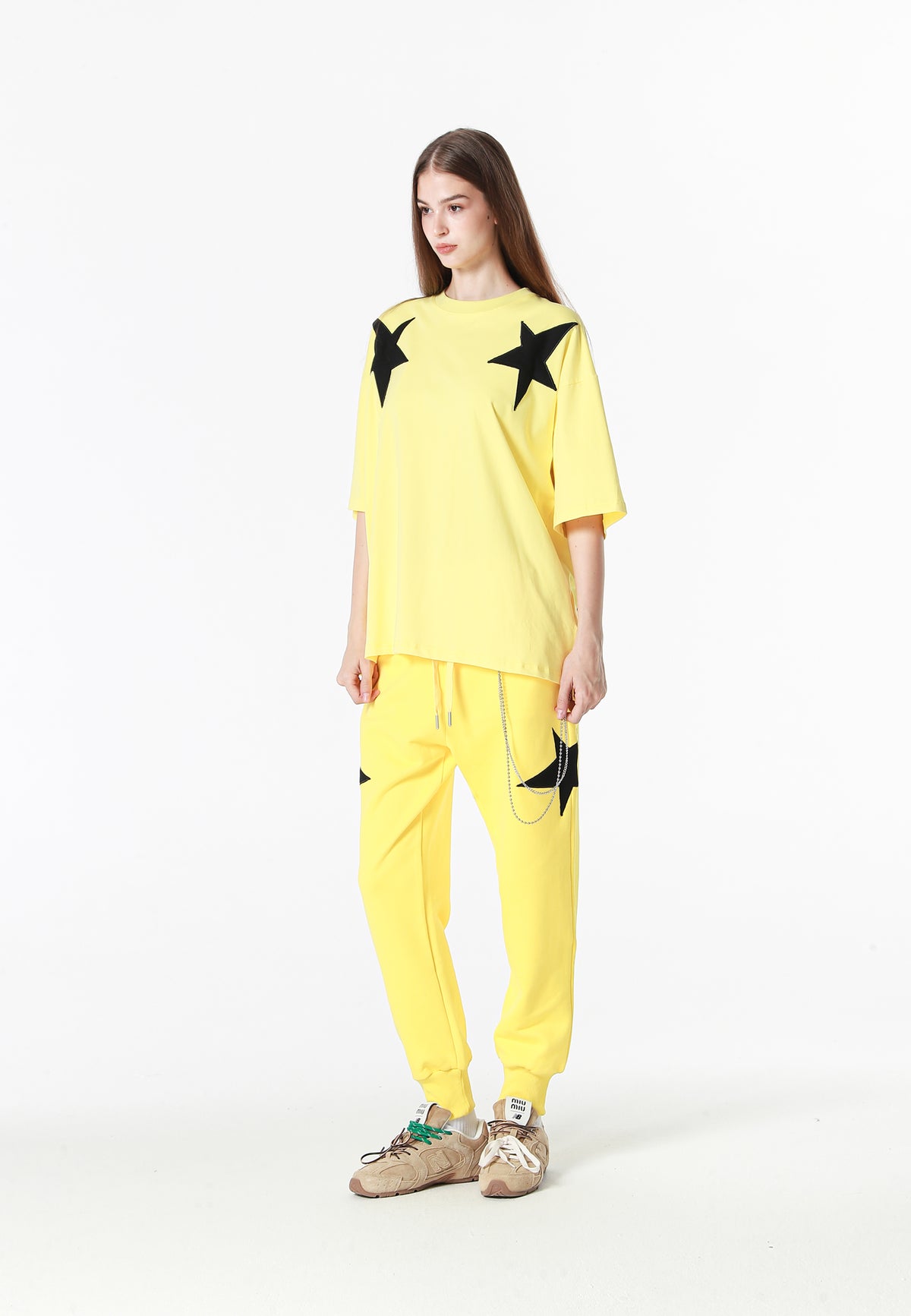 Camiseta Wings de corte relajado con estrellas frontales y doble parche de alas en la espalda | MWM [PS_COLORS:YELLOW]