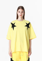 Camiseta Wings de corte relajado con estrellas frontales y doble parche de alas en la espalda | MWM [PS_COLORS:YELLOW]