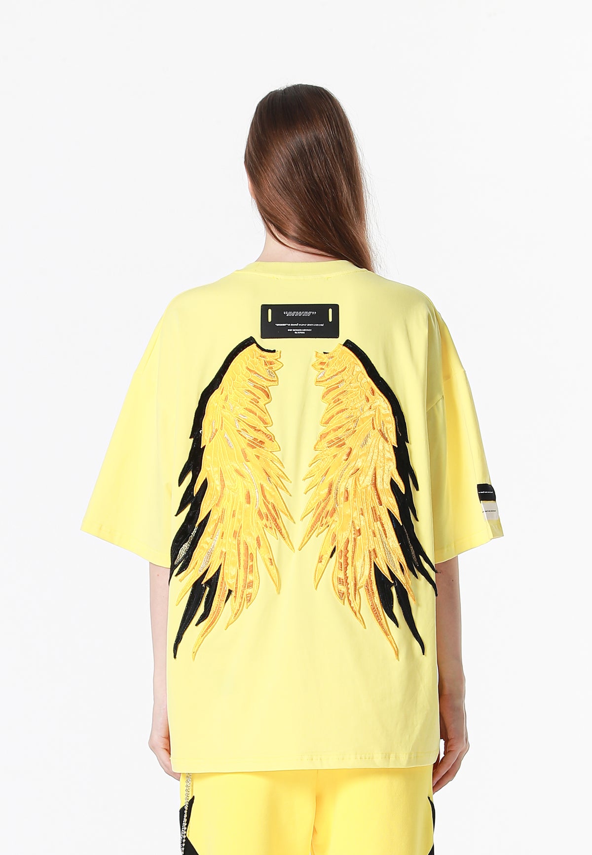 Camiseta Wings de corte relajado con estrellas frontales y doble parche de alas en la espalda | MWM [PS_COLORS:YELLOW]