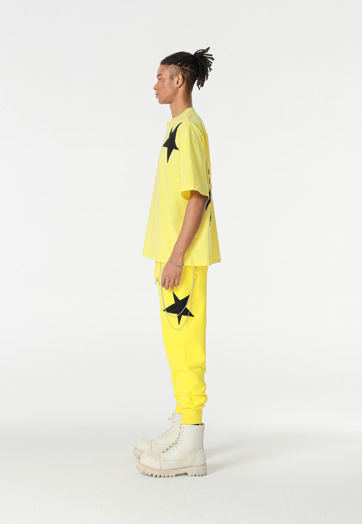 Camiseta Wings de corte relajado con estrellas frontales y doble parche de alas en la espalda | MWM [PS_COLORS:YELLOW]