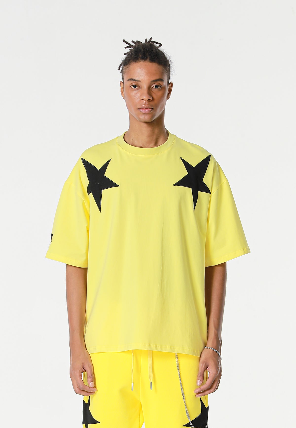 Camiseta Wings de corte relajado con estrellas frontales y doble parche de alas en la espalda | MWM [PS_COLORS:YELLOW]