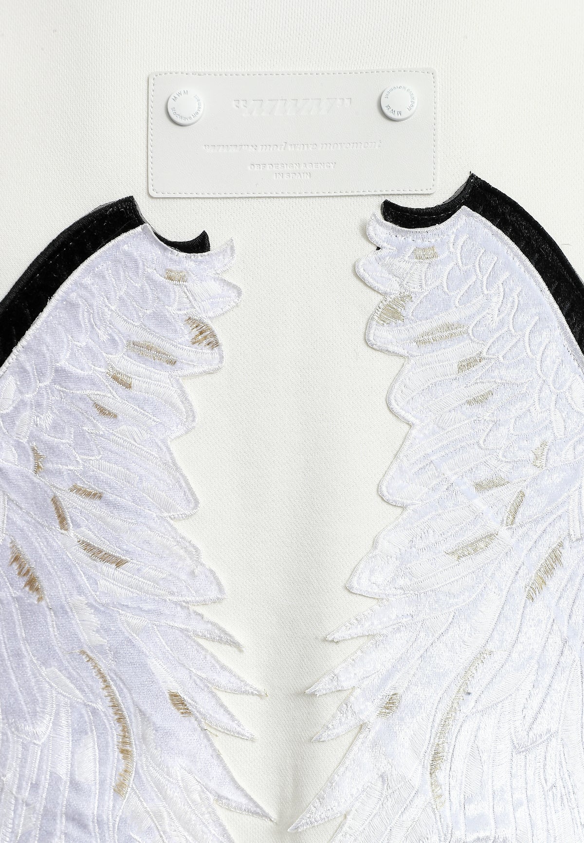 Sudadera Wings de corte relajado con estrellas frontales y doble parche de alas en la espalda | MWM [PS_COLORS:WHITE]