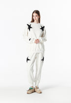 Sudadera Wings de corte relajado con estrellas frontales y doble parche de alas en la espalda | MWM [PS_COLORS:WHITE]