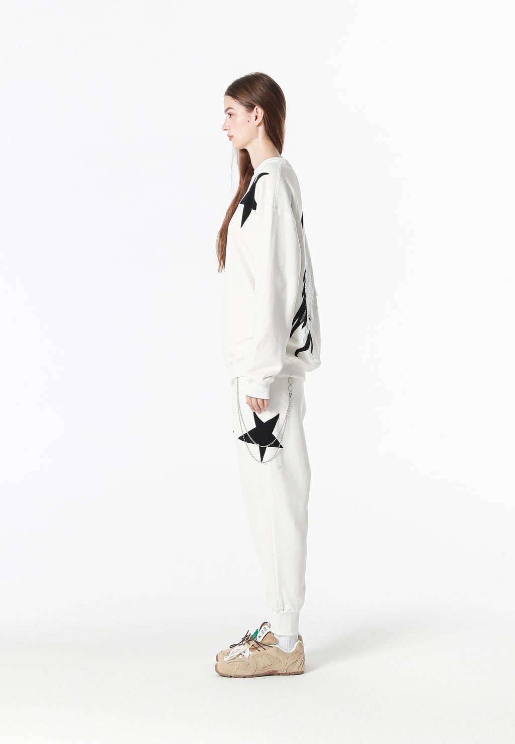 Sudadera Wings de corte relajado con estrellas frontales y doble parche de alas en la espalda | MWM [PS_COLORS:WHITE]