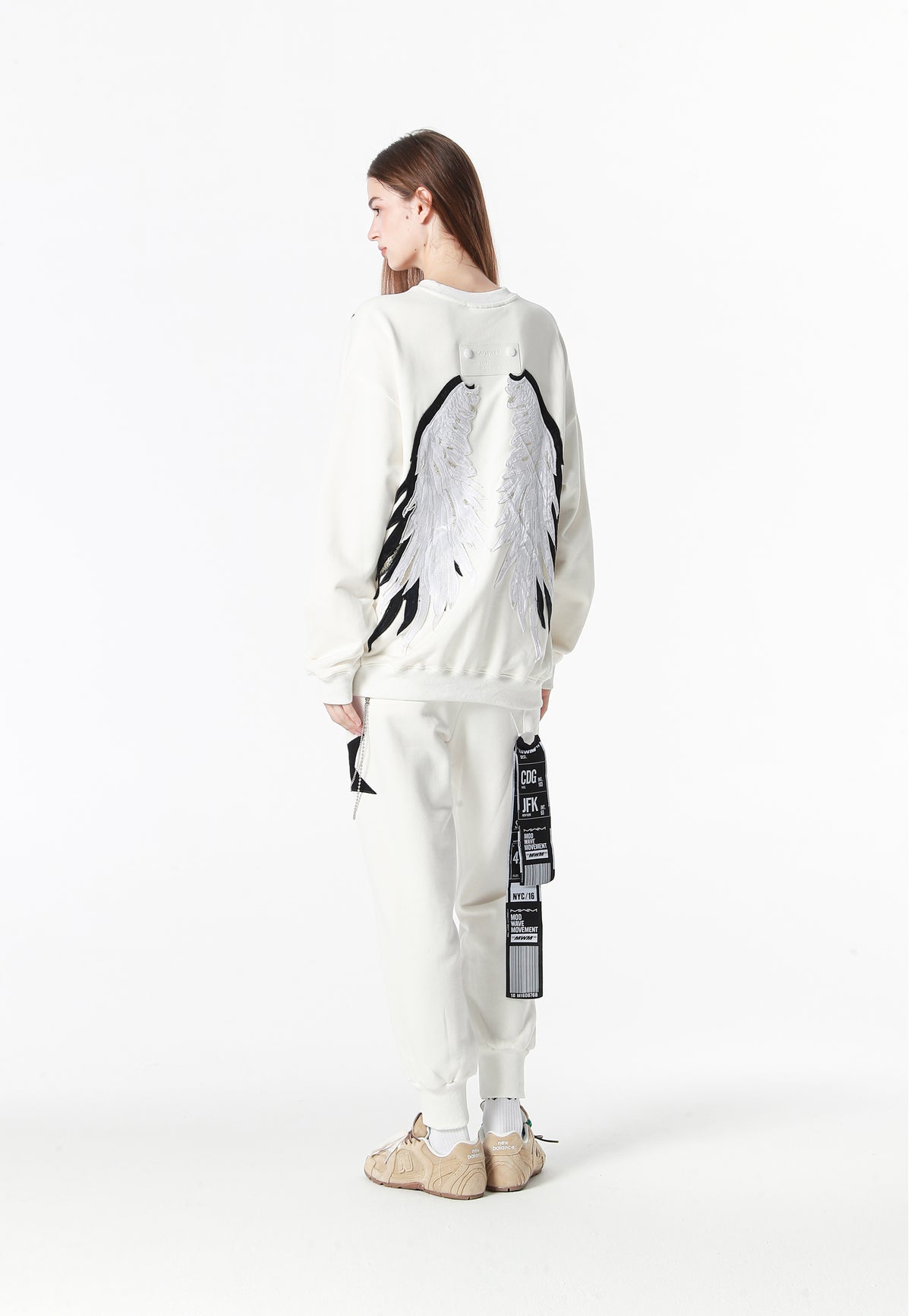 Sudadera Wings de corte relajado con estrellas frontales y doble parche de alas en la espalda | MWM [PS_COLORS:WHITE]