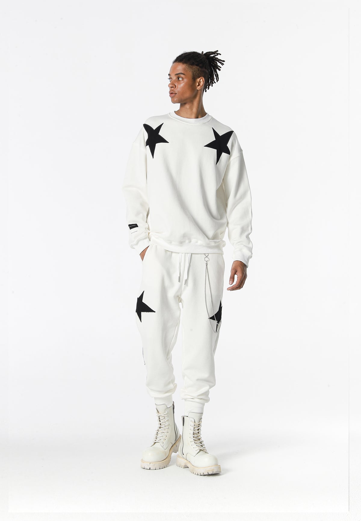 Sudadera Wings de corte relajado con estrellas frontales y doble parche de alas en la espalda | MWM [PS_COLORS:WHITE]