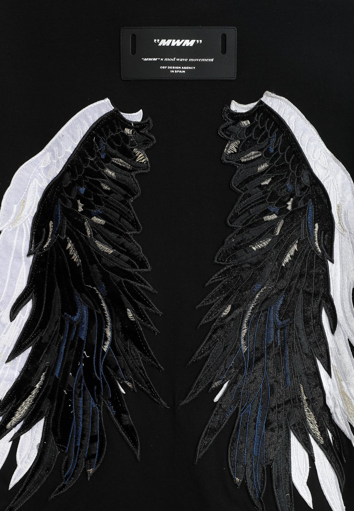 Camiseta Wings de corte relajado con estrellas frontales y doble parche de alas en la espalda | MWM [PS_COLORS:BLACK]