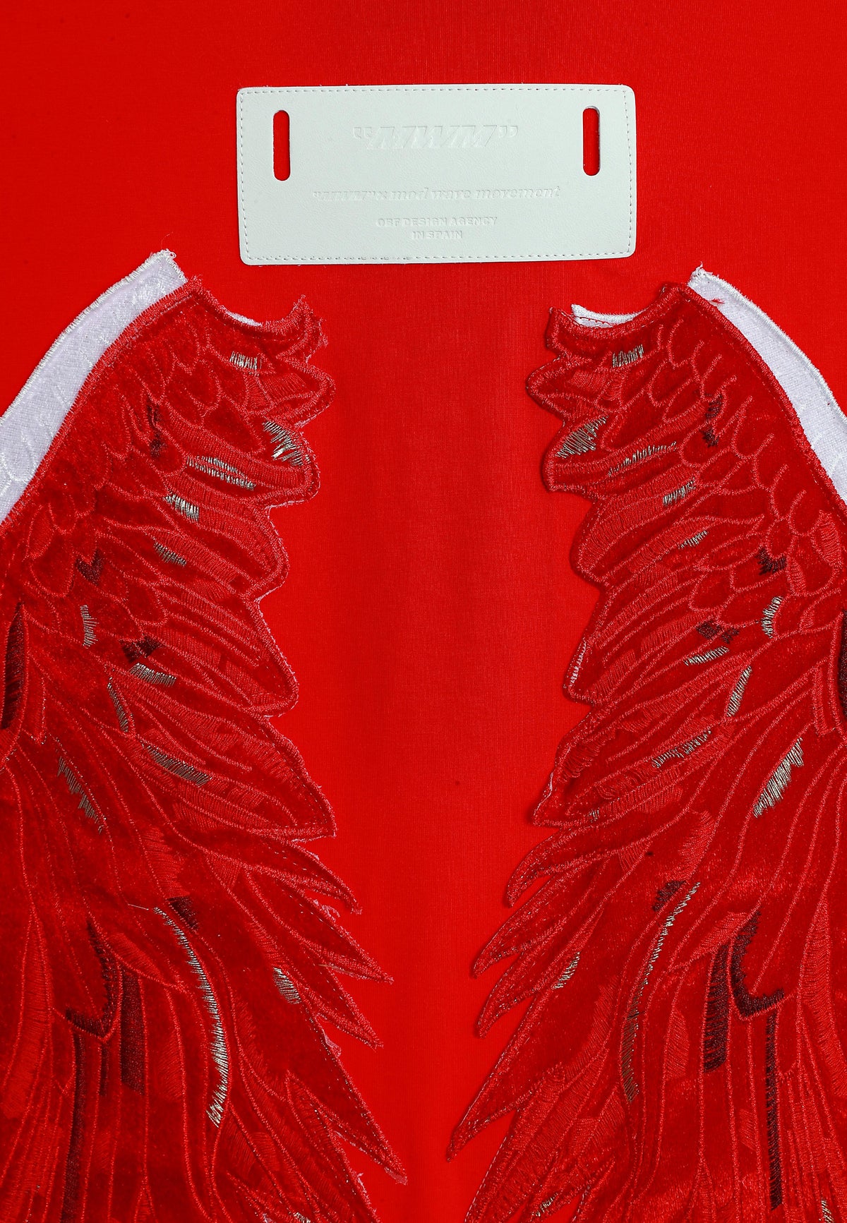 Camiseta Wings de corte relajado con estrellas frontales y doble parche de alas en la espalda | MWM [PS_COLORS:RED]