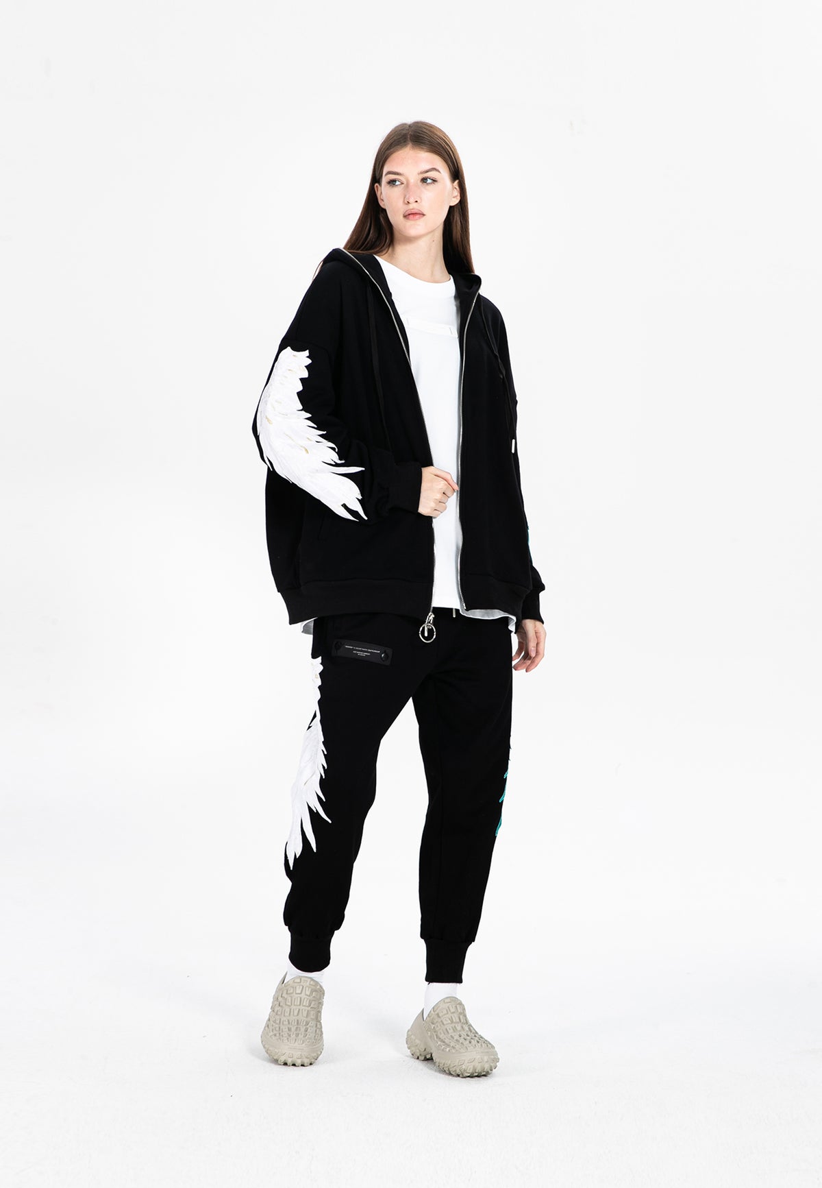 Sudadera con capucha de alas bordadas | MWM