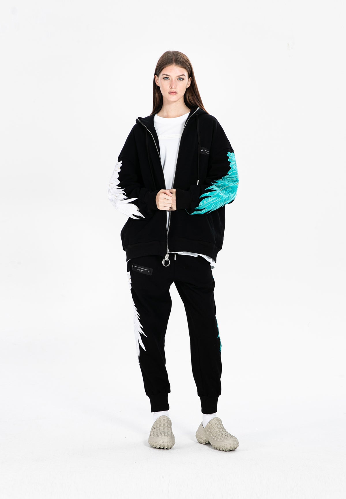 Sudadera con capucha de alas bordadas | MWM