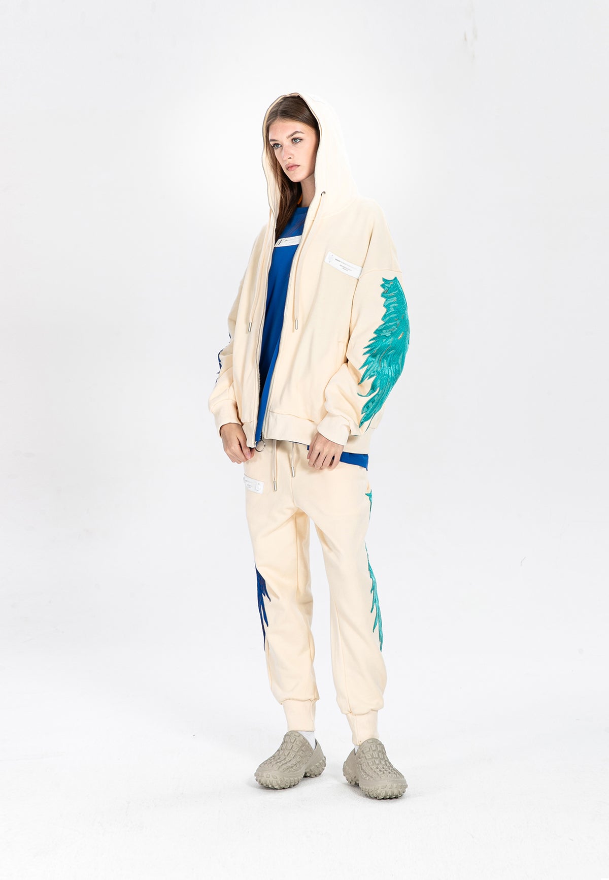 Sudadera con capucha de alas bordadas | MWM