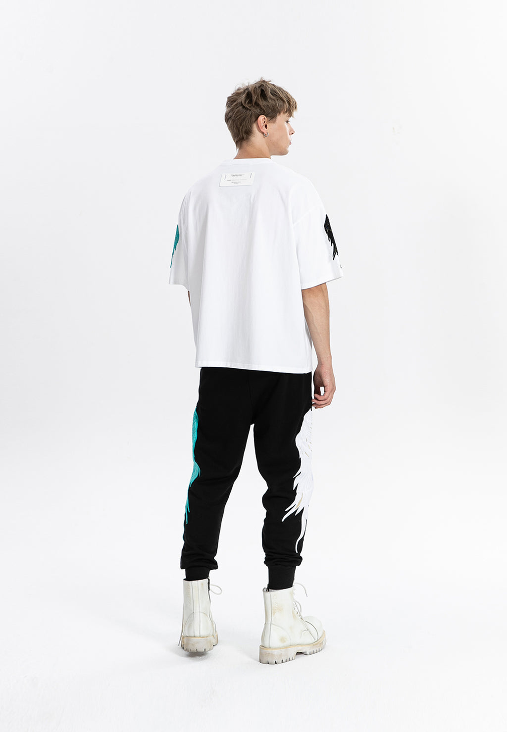 Camiseta con alas bordadas | MWM