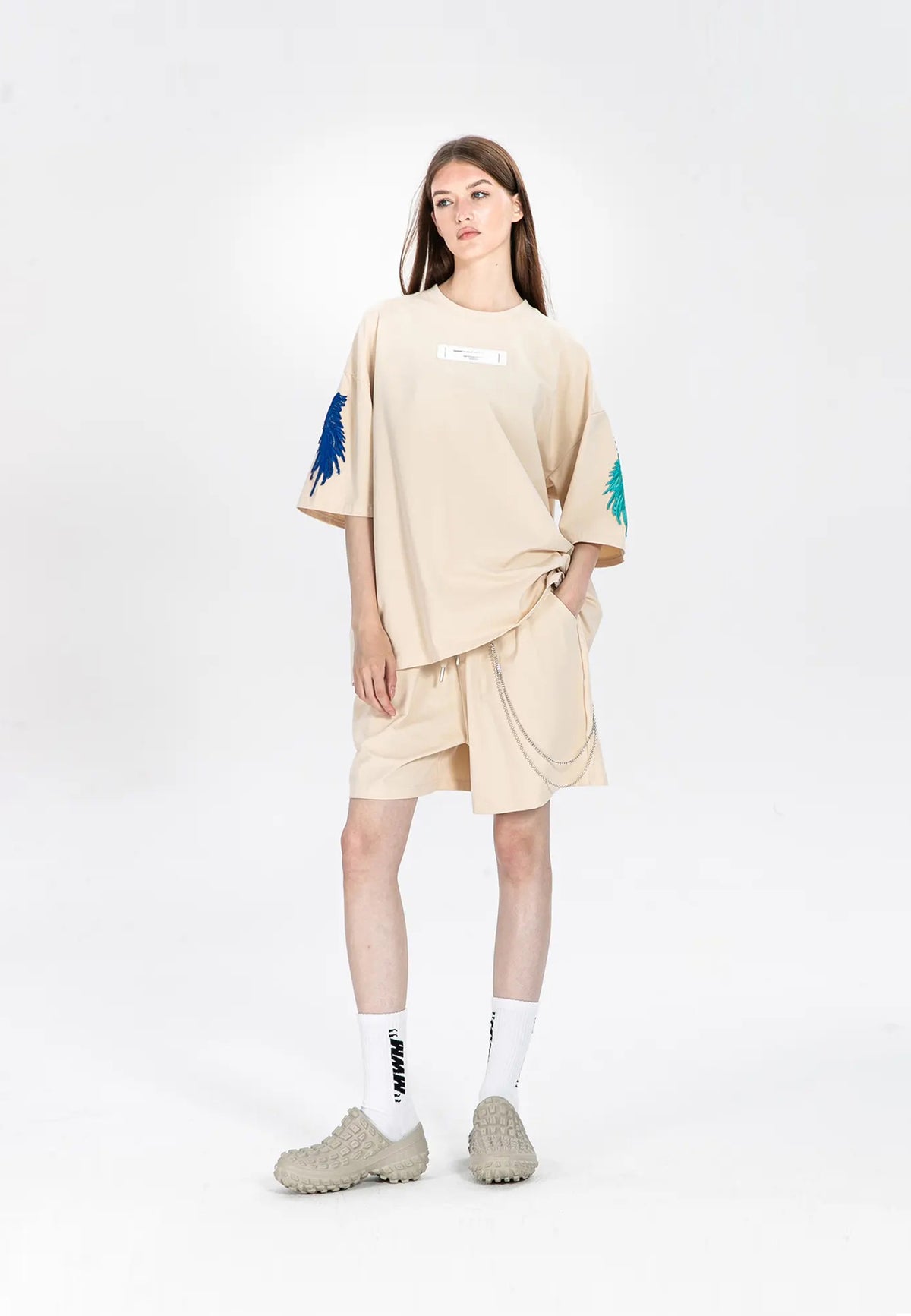 Camiseta con alas bordadas | MWM