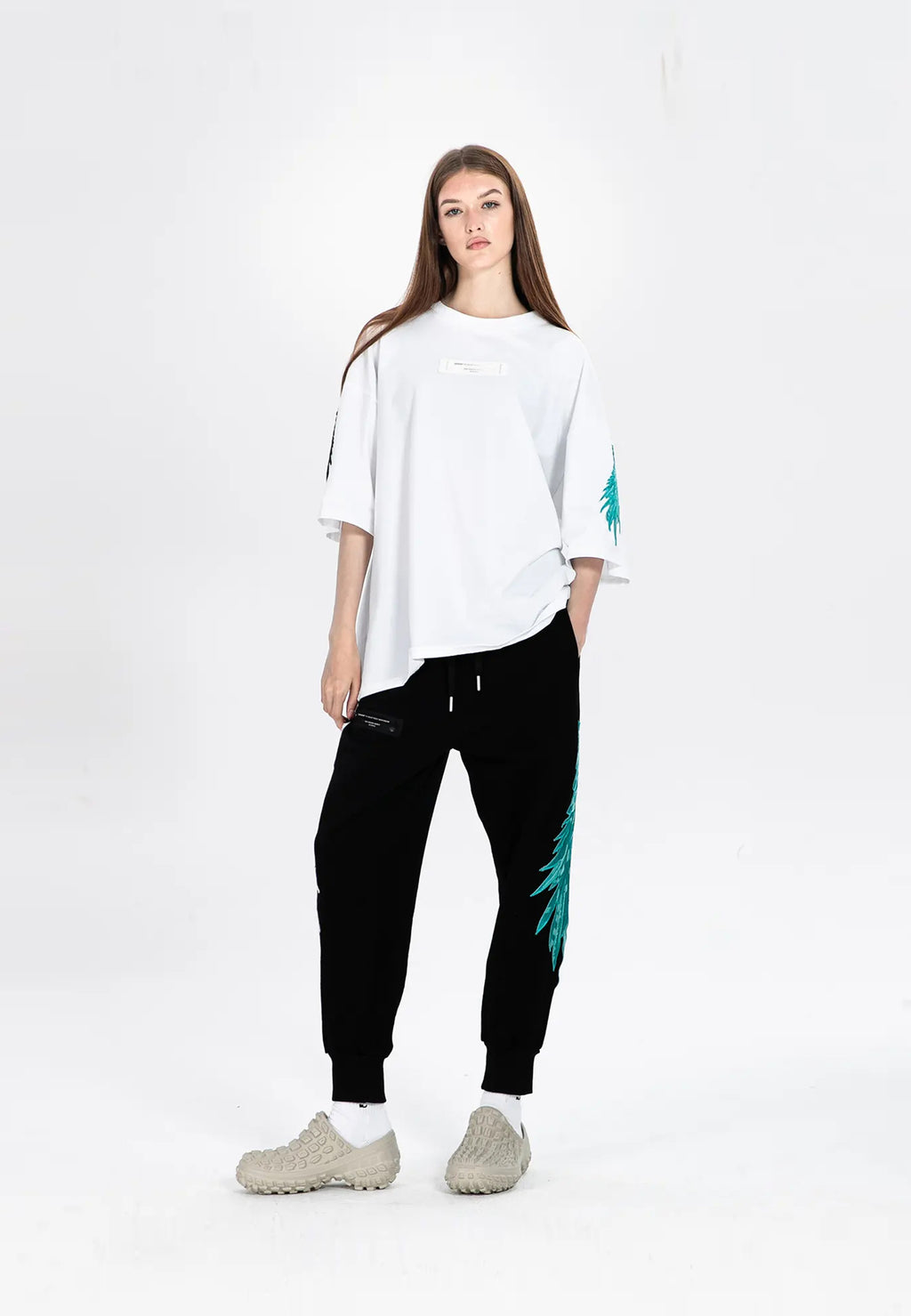 Camiseta con alas bordadas | MWM