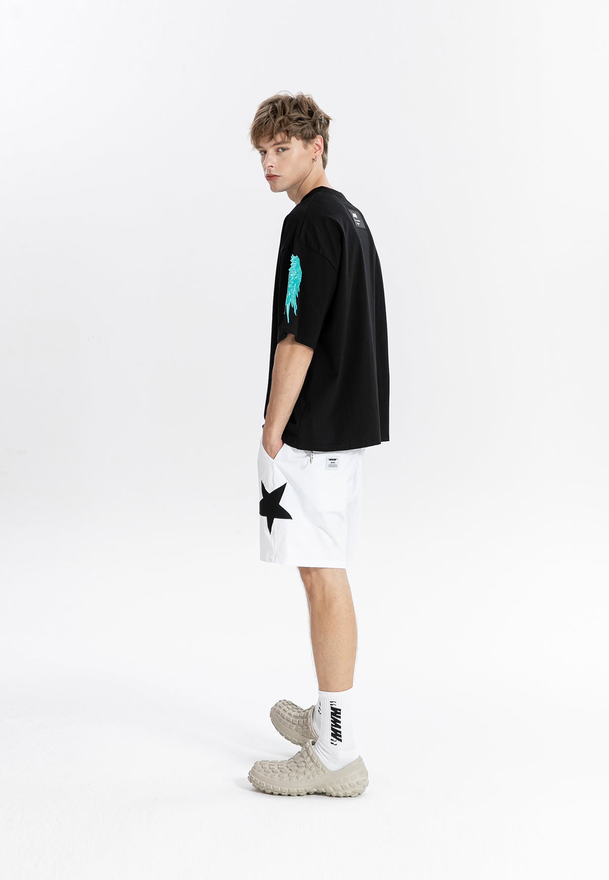 Camiseta con alas bordadas | MWM