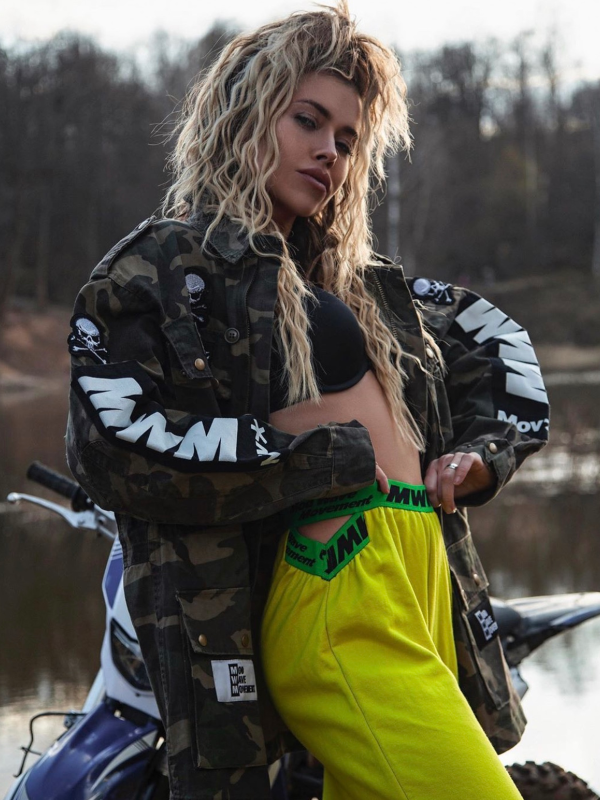 PANTS WITH SLITS