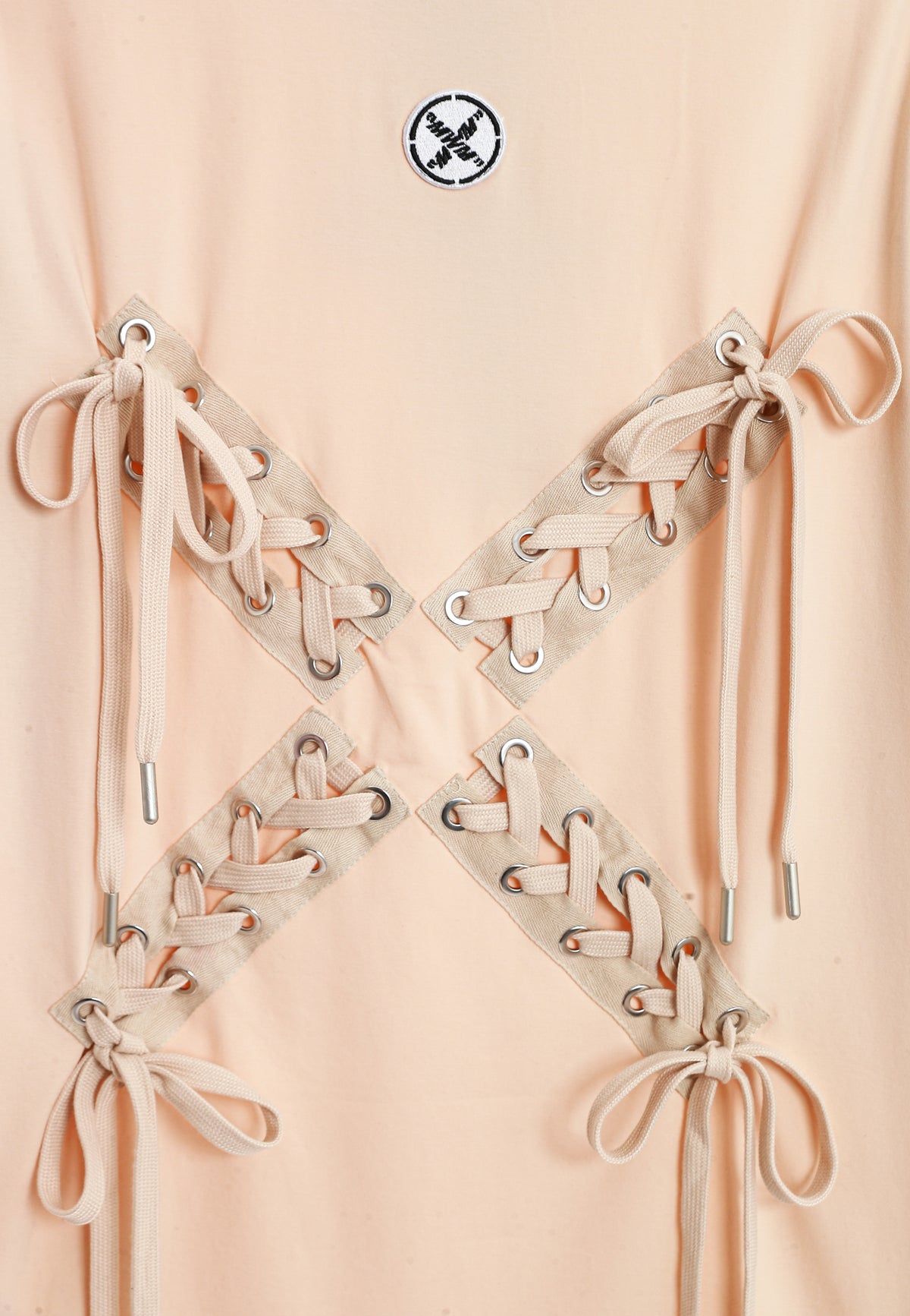 Camiseta con cordones en cruz | MWM