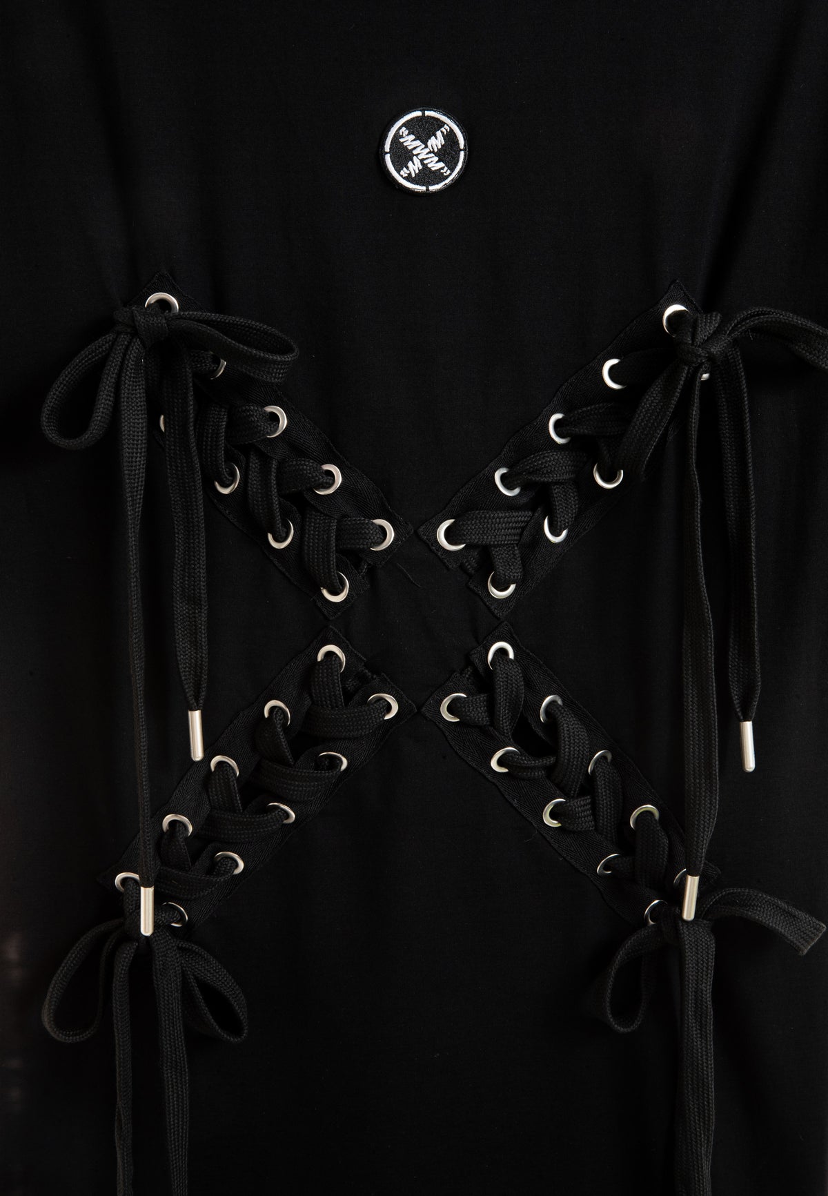 Camiseta con cordones en cruz | MWM