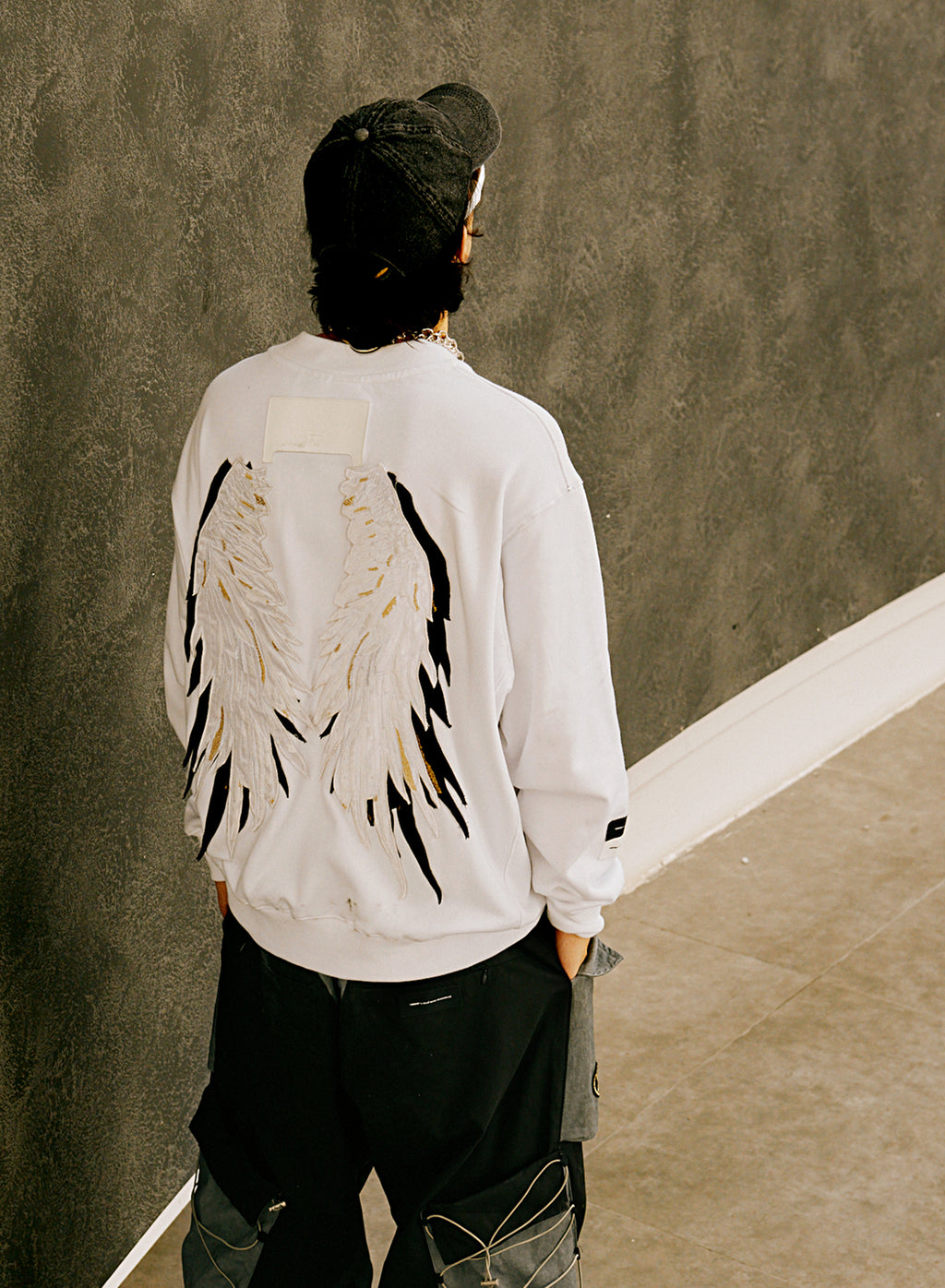 SUDADERA MWM ALAS BORDADAS