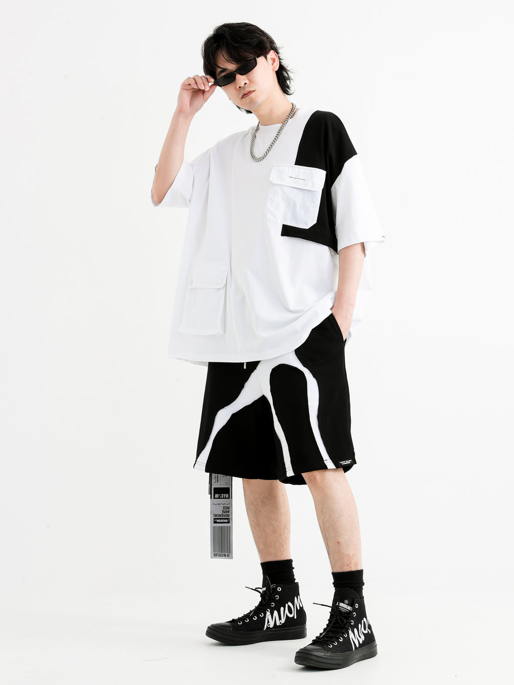 BLACK AND WHITE BERMUDA SHORTS